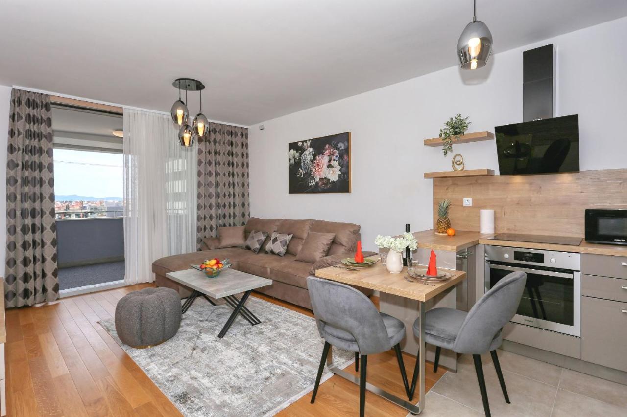 Luna With Free Parking Apartment