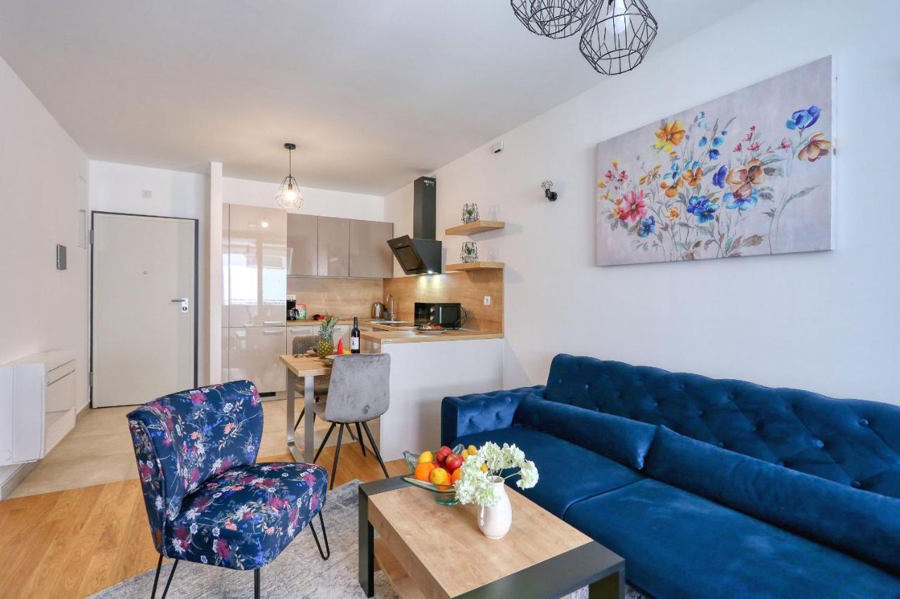 Luna With Free Parking Apartment